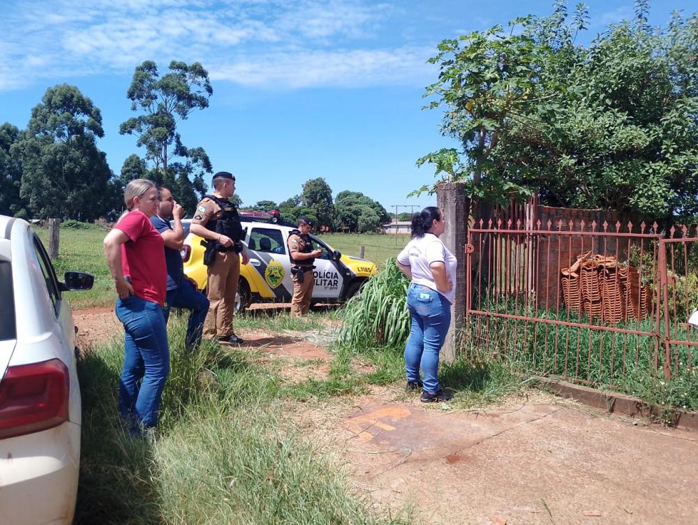 Mulher recebe equipe de endemia a pedradas, em Roncador