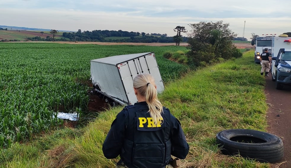 Colisão frontal entre caminhões mata motorista próximo a Mamborê