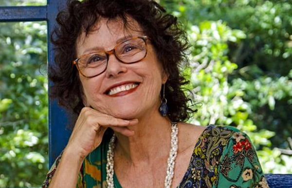 Escritora faz primeiro post após ataque de pitbulls e diz que está bem