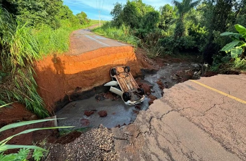 Asfalto cede e veículo cai em cratera, em Cafelândia 