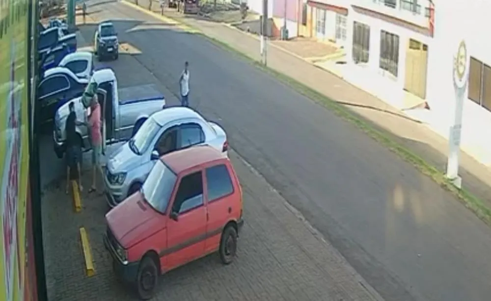 Homens brigam com facão e cabo de machado em Palmital