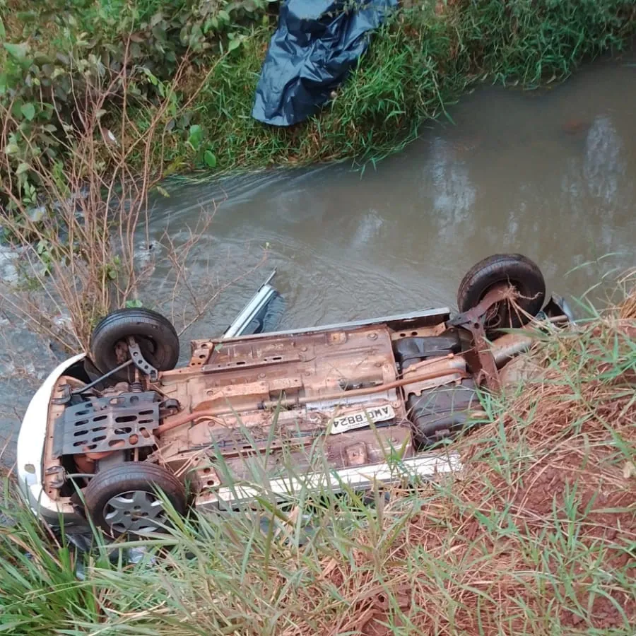 Idosa morre ao cair com carro no Rio, em Campo Mourão
