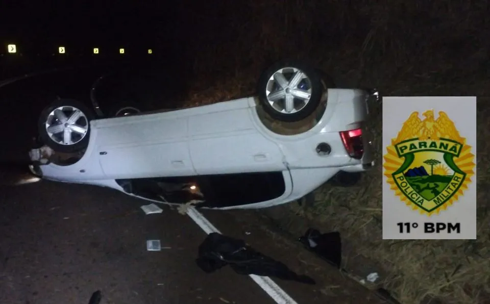 Após brigar e causar confusão em lanchonete, motorista tenta fugir da PM e tomba veículo