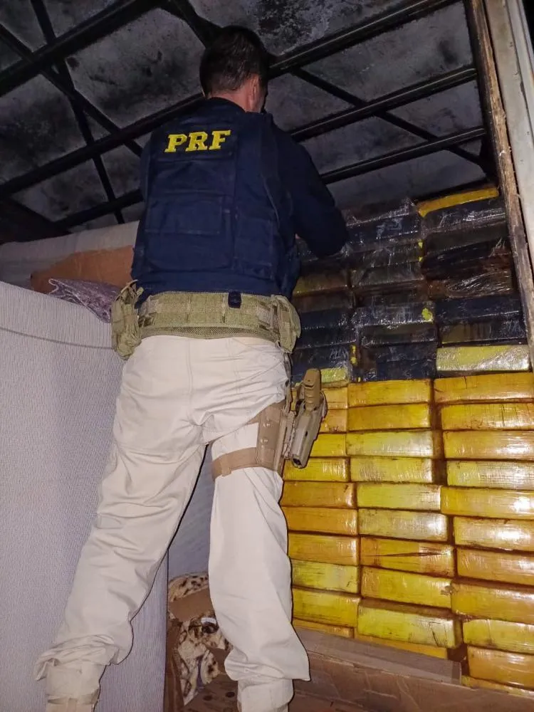 PRF apreende mais de mil quilos de maconha e contrabando de cigarros em Campo Mourão