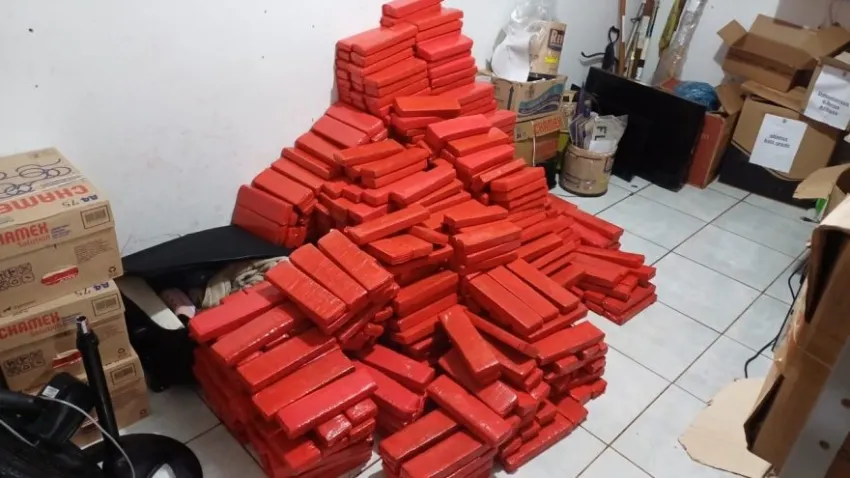 Homem se envolve em acidente com viatura e acaba preso com meia tonelada de maconha