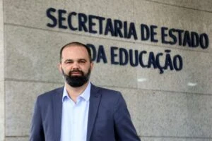 Ação judicial pede afastamento de secretário de Educação que mandou vídeo para alunos