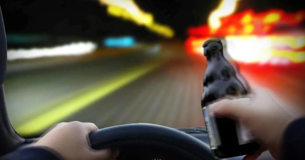 Condutor é preso após bater em veículo parado no semáforo e fugir, em Campina da Lagoa