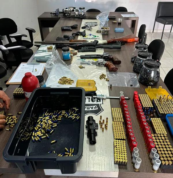 Polícia apreende arsenal de armas, munições e prende homem em Ubiratã