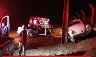 Dois idosos ficam feridos após Fusca bater em poste, em Ubiratã