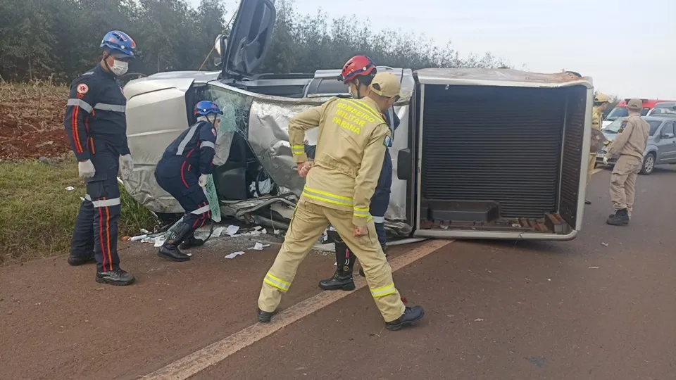 Caminhonete capota e deixa quatro pessoas encarceradas, em Engenheiro Beltrão