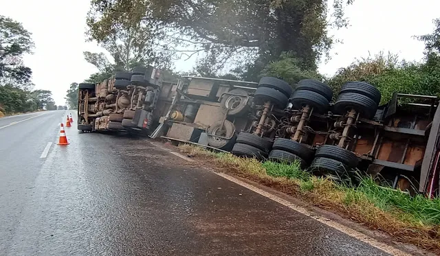 Caminhão tomba próximo a Mamborê