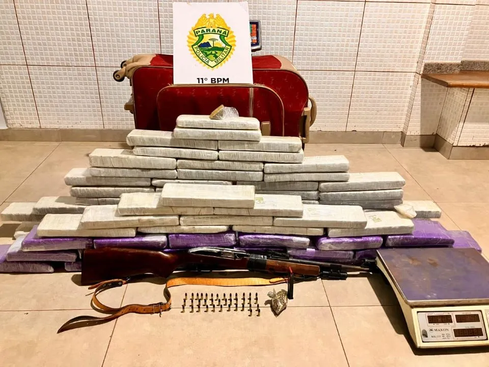 Mulher é presa com 45kg de drogas, aves silvestres e ciclomotor em Campo Mourão, um homem fugiu