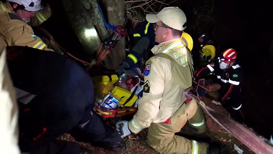 Carro despenca em ribanceira de 40 metros e motorista fica ferido em grave acidente