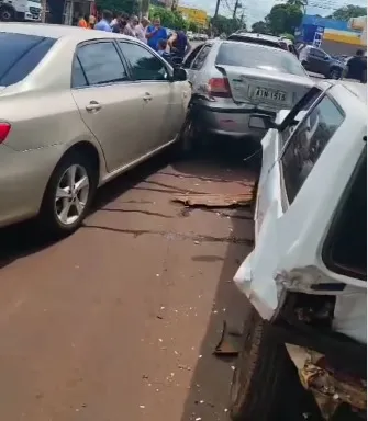 Engavetamento envolvendo quatro veículos foi registrado no centro de Campina da Lagoa