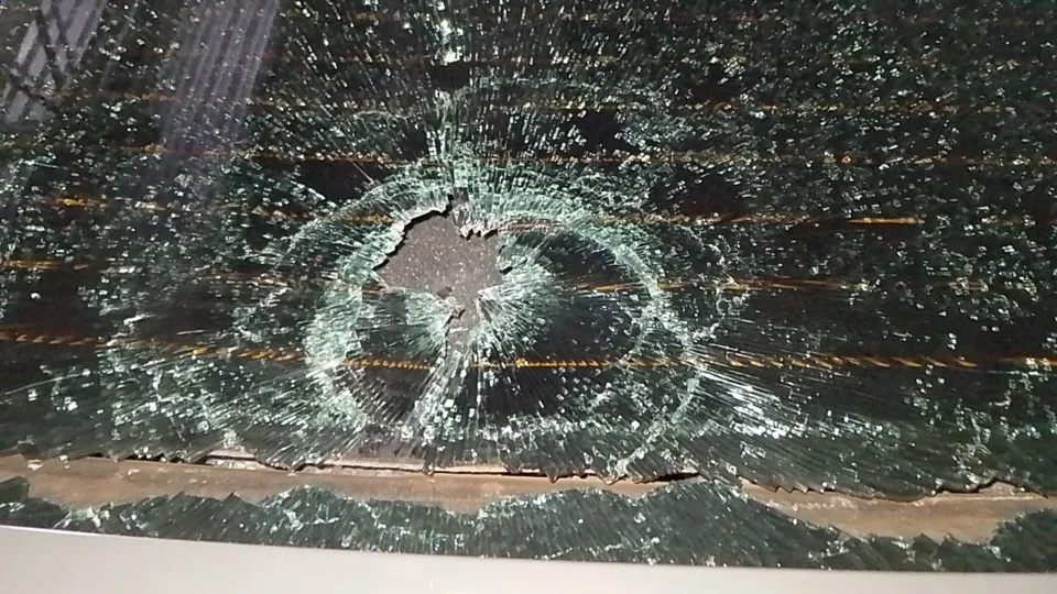 “Piratas do asfalto” assaltam caminhoneiro, trocam tiros com a PM e um acaba preso, em Campo Mourão