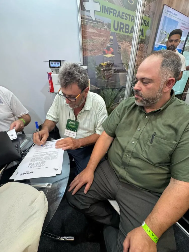 Ao lado do deputado Artagão Júnior, prefeito Airton assina termo de adesão ao Programa Integrado de Gestão de Dados Municipais, PROGDM