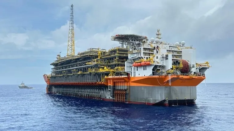 Maior plataforma de petróleo do Brasil inicia operação no pré-sal