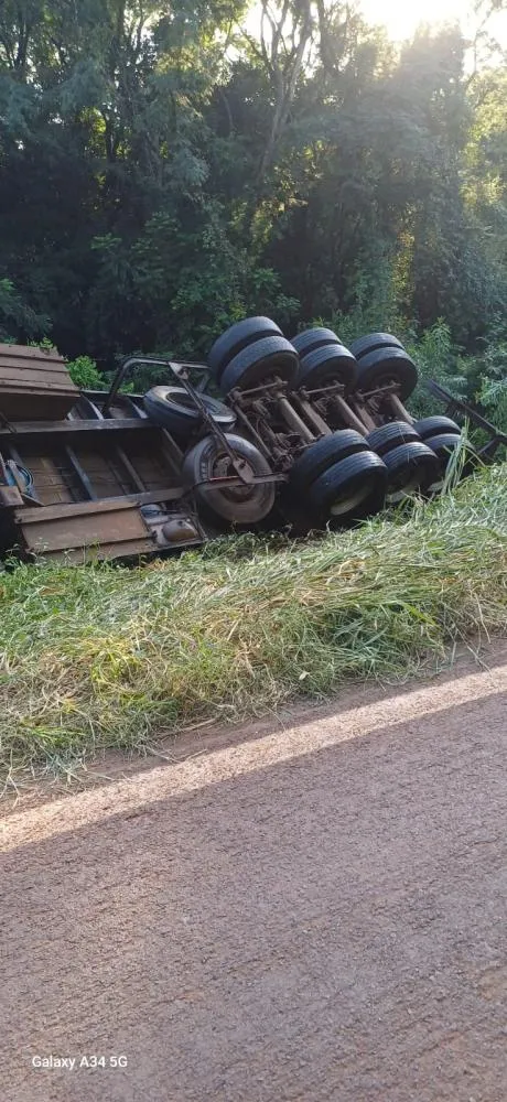 Em Nova Cantu; Após problema mecânico carreta sai da pista e tomba