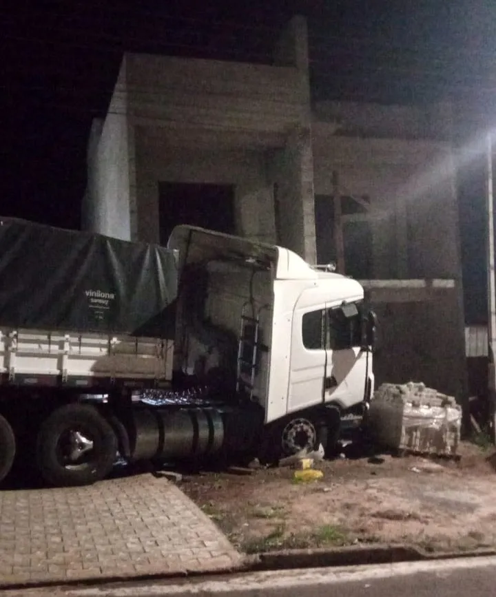 Em Roncador; Carreta desgovernada colide contra sobrado em construção