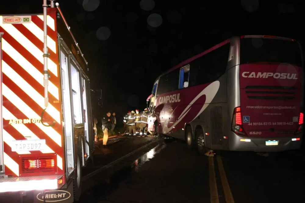 Em Campo Mourão; Colisão frontal envolvendo caminhão e ônibus deixa 3 mortos e um ferido