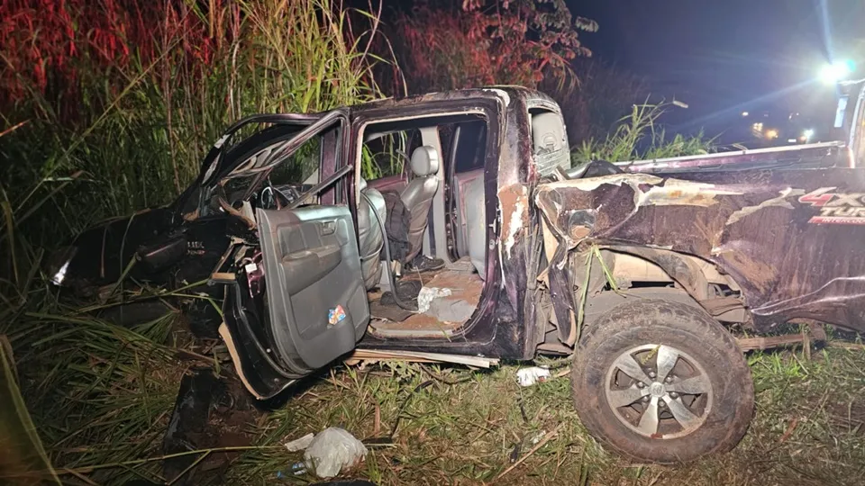 Caminhonete capota e deixa quatro feridos na rodovia PR-158