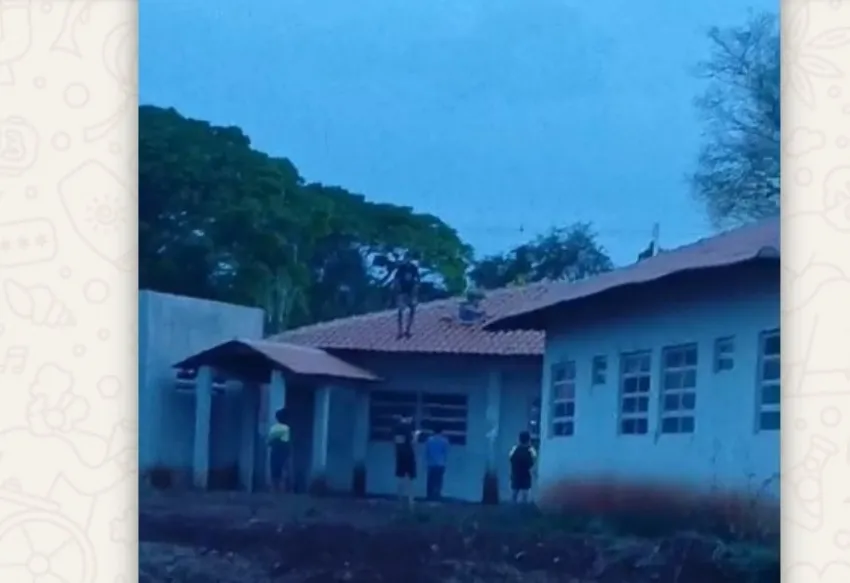 Em Campina da Lagoa; Vídeo mostra adolescentes depredando obra de escola paralisada
