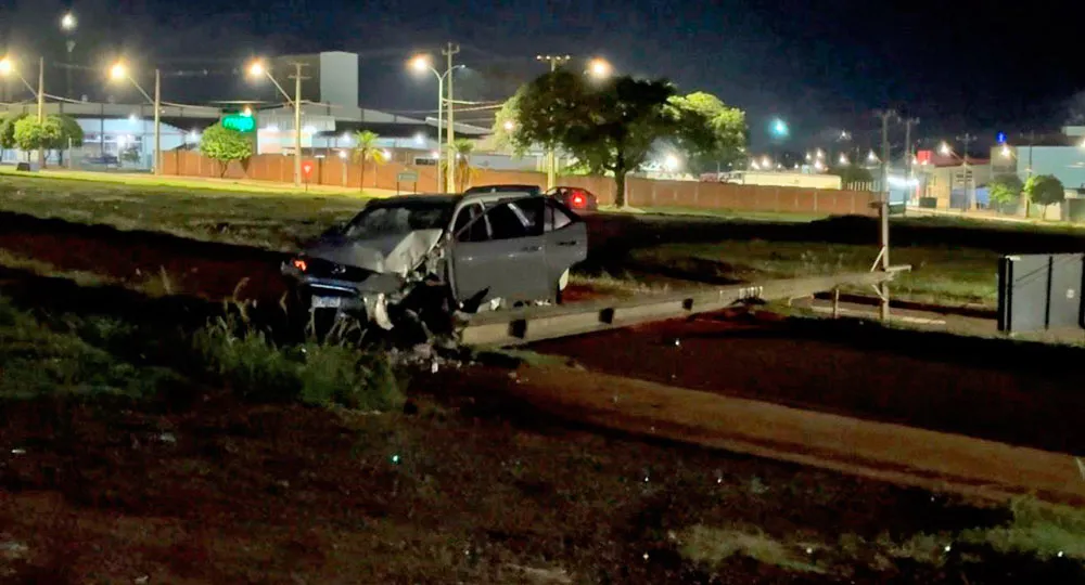 Em Campo Mourão; Hilux furtada derruba poste após perseguição e colisão violenta