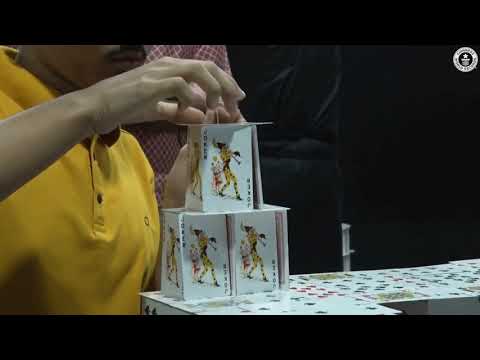 Adolescente indiano faz maior construção de cartas do mundo